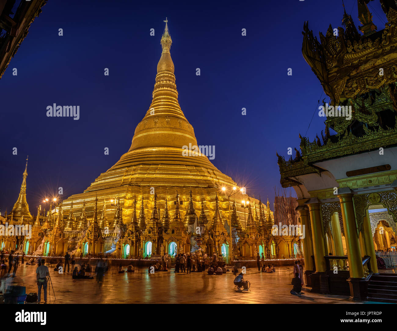 Turisti e visitatori della Shwedagon pagoda tempio di notte. Foto Stock