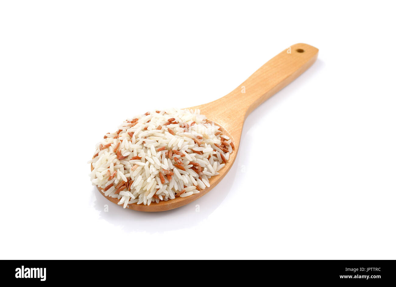 Riso in cucchiaio di legno su sfondo bianco. Foto Stock
