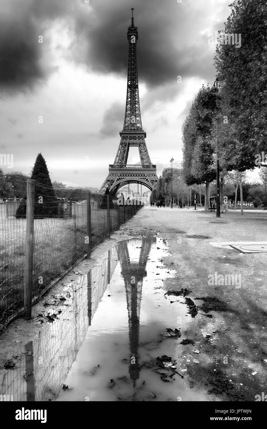 Riflesso della Torre Eiffel in piscina, Parigi, Francia Foto Stock