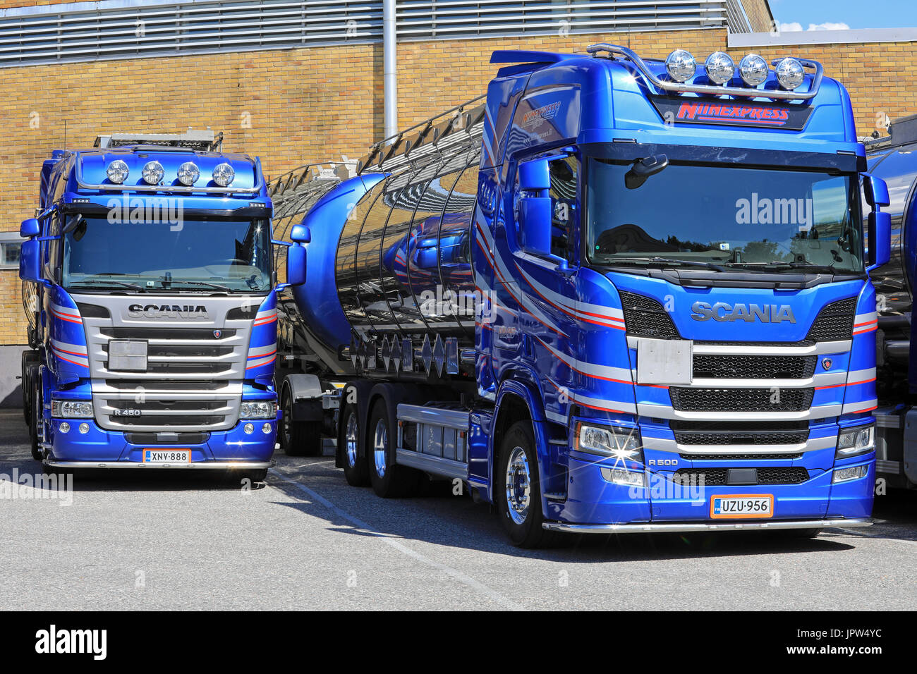 TURKU, Finlandia - 29 luglio 2017: Scania serie R camion cisterna di Niinexpress Oy parcheggiato su un cantiere, a destra la prossima generazione Scania R500, lasciato il precedente m Foto Stock