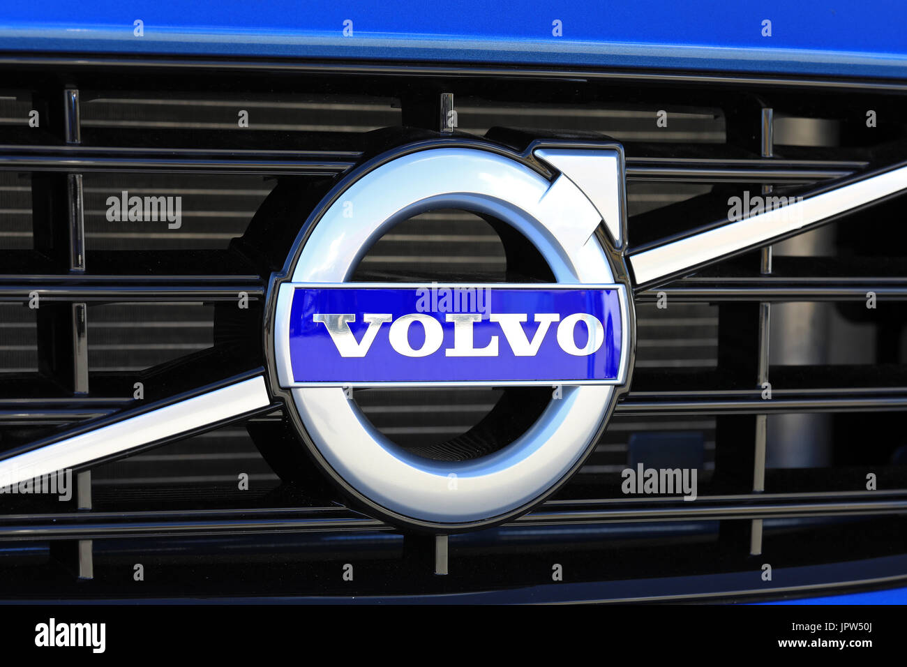 TURKU, Finlandia - 29 luglio 2017: Segno Volvo sulla griglia di una nuova auto blu. Produttore di automobili Volvo annuncia che tutte le loro nuove vetture lanciato dal 2019 in poi Foto Stock