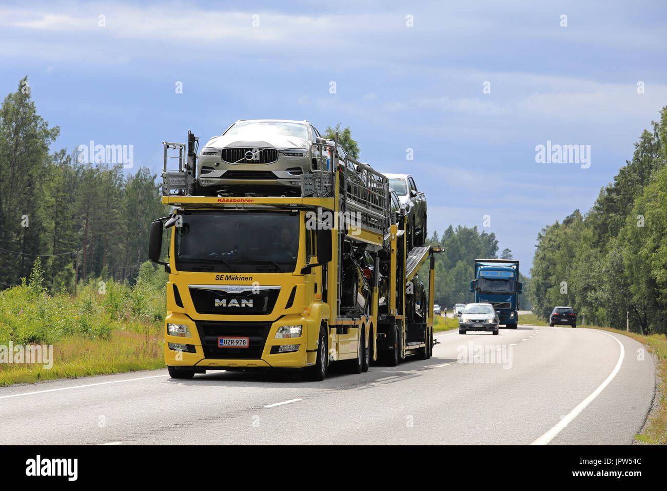 RAASEPORI, Finlandia - 28 luglio 2017: Giallo MAN TGS 26.460 auto vettore di sè Makinen cale di New Volvo Cars lungo l'autostrada in estate. Foto Stock