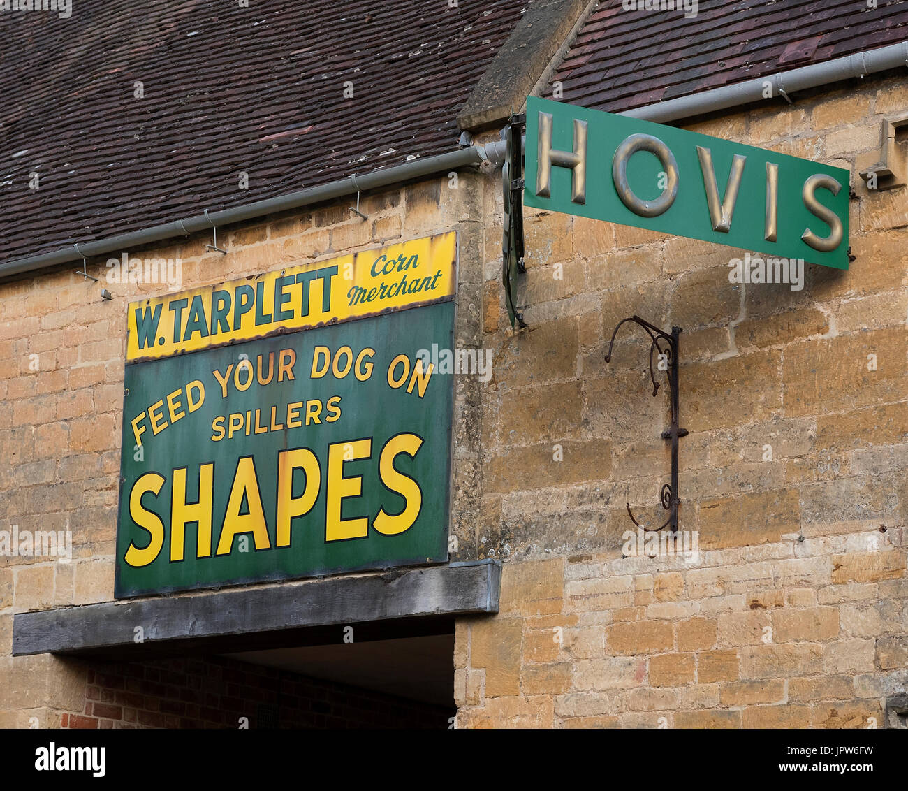Metallo Vintage cartelli pubblicitari in un villaggio rurale in Cotswolds REGNO UNITO Foto Stock