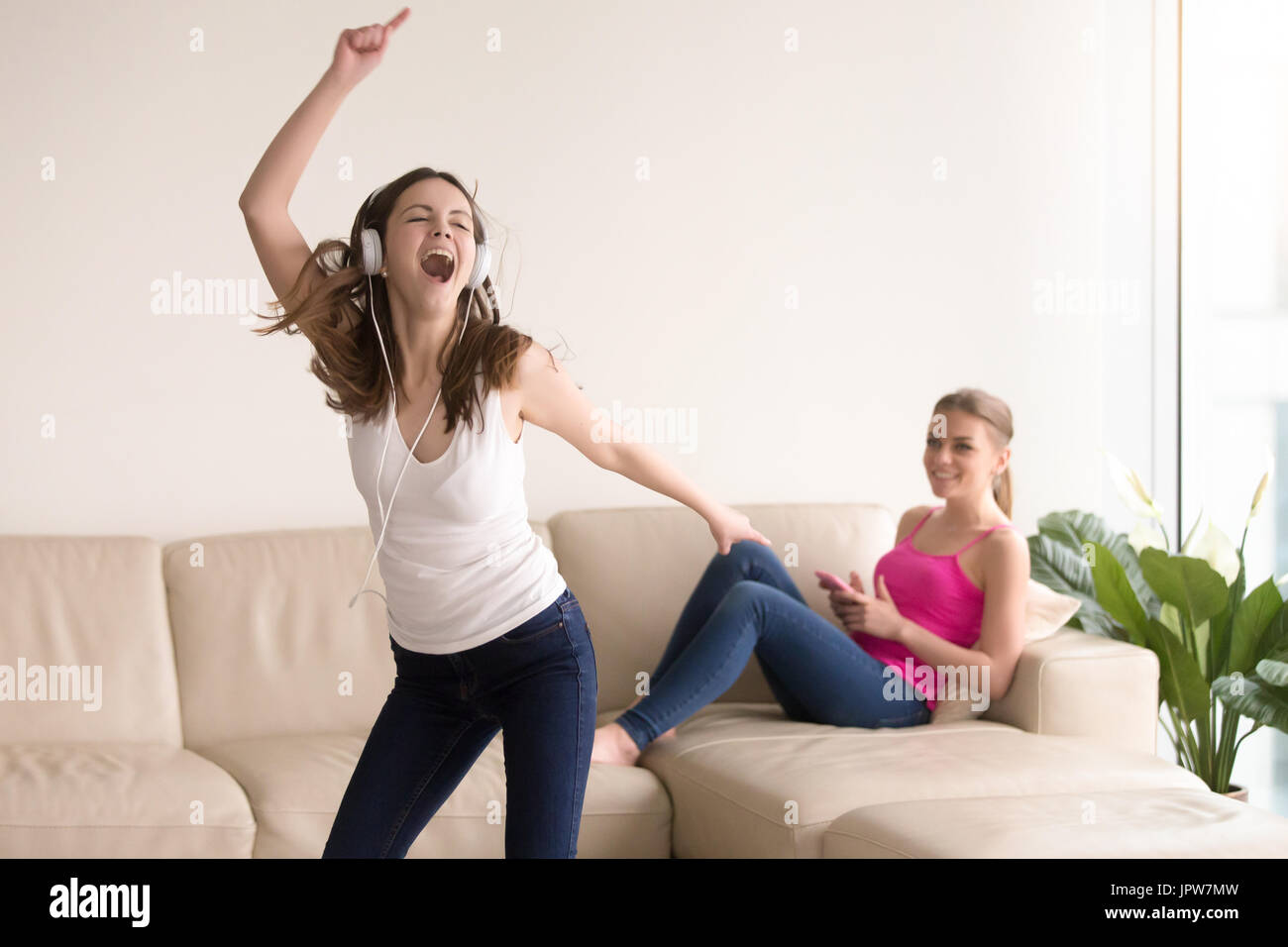 Due felice ragazza adolescente godendo la musica a casa Foto Stock