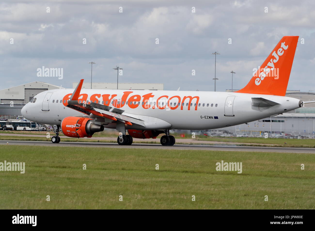 Easyjet Airbus A320 G-EZWN atterraggio all'Aeroporto London Luton, Regno Unito Foto Stock