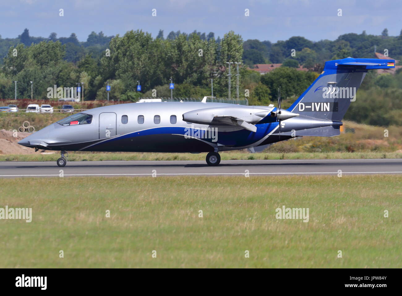 Piaggio P180 Avanti D-IVIN jet business in decollo dall'aeroporto di Londra Luton, Regno Unito Foto Stock