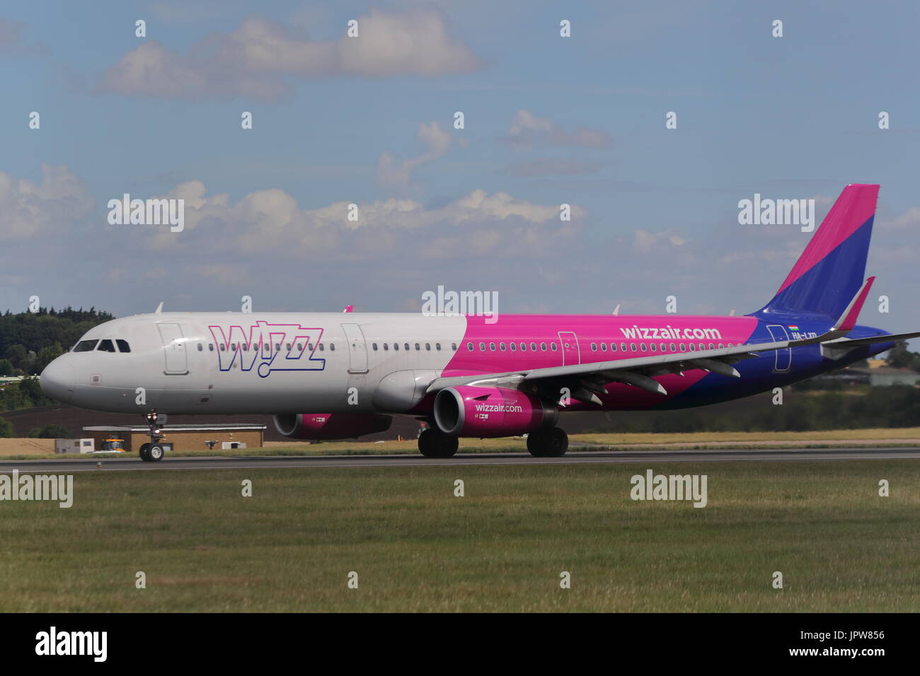 Wizz Air Airbus A321 HA-LXP di decollo a Londra Luton, Regno Unito Foto Stock