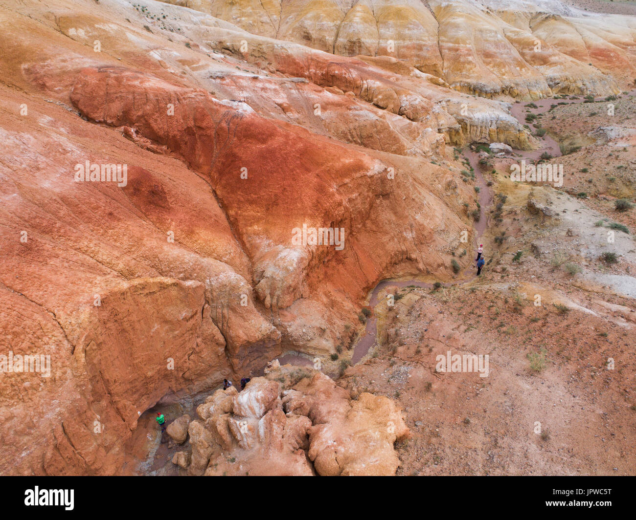 Antenna vista dall'alto in basso su Zhangye Rainbow montagne visualizzazione pattern colorati. Foto Stock