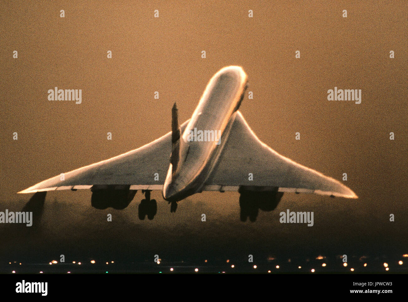 British Airways Aérospatiale BAC Concorde sbarco al tramonto con luci Foto Stock