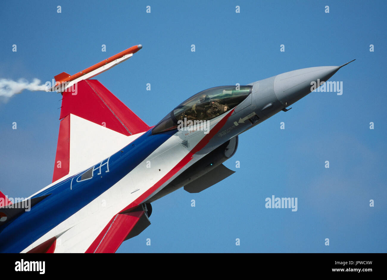 Royal Netherlands AirForce Lockheed Martin F-16A Fighting Falcon in flying-display a 1997 Mildenhall Airshow di Foto Stock