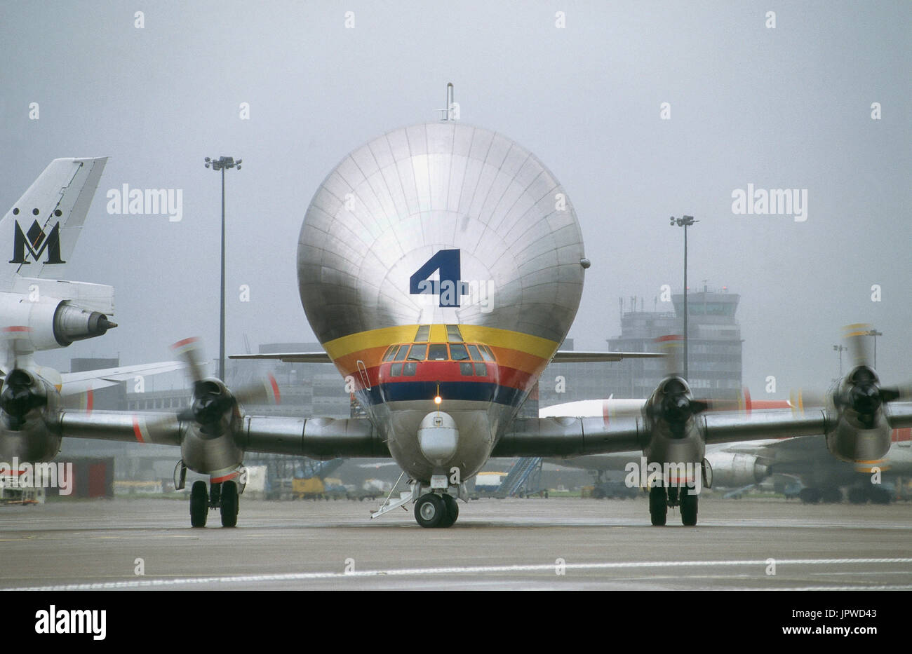 AeroSpacelines 377-SGT Super Guppy, Skylink numero 4 in rullaggio a raccogliere un Airbus A320 wingset sul suo ultimo volo per il Regno Unito prima del pensionamento Foto Stock