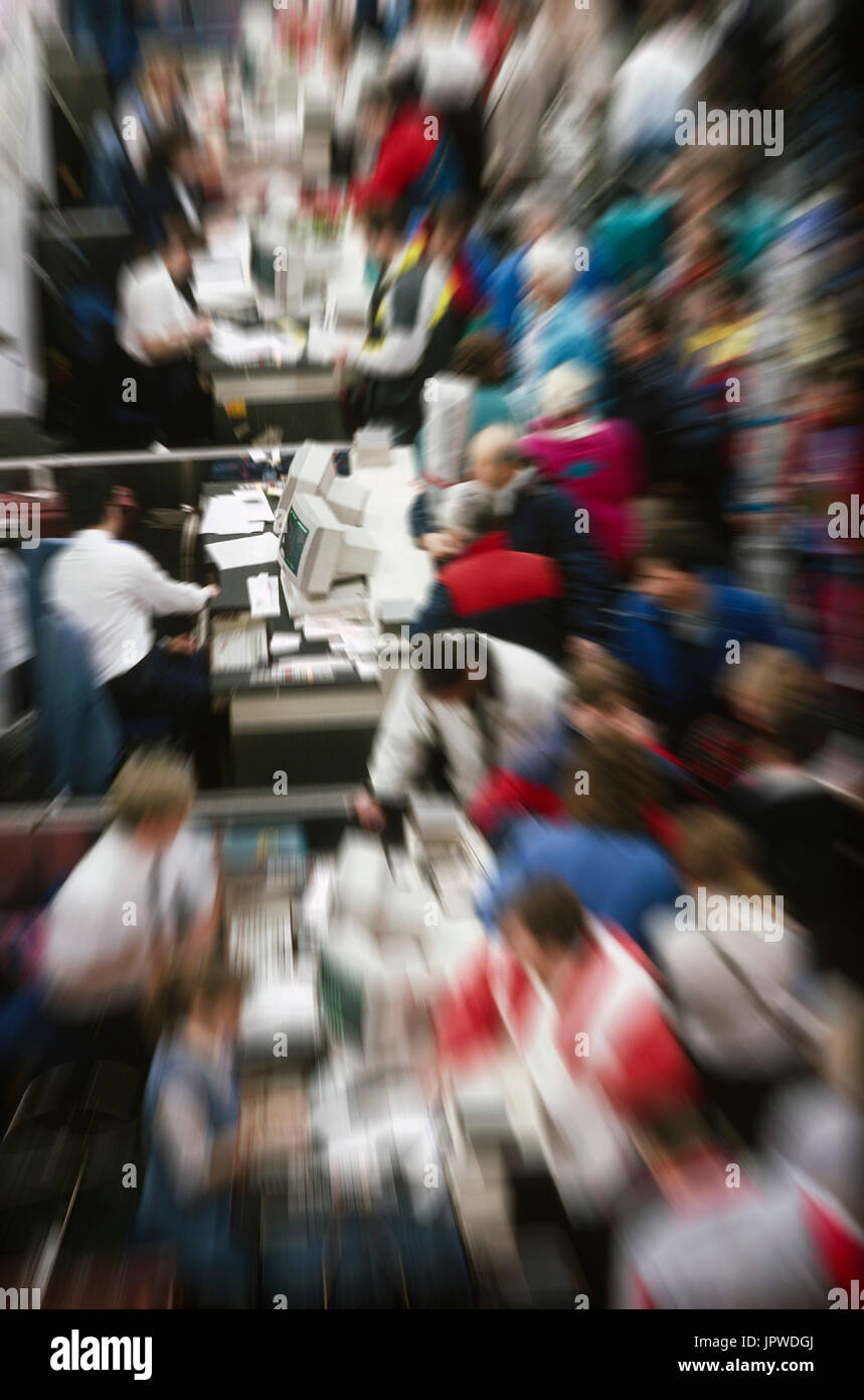 I passeggeri con sacchetti a congestionati e molto occupato i banchi check-in nel Terminal Sud Foto Stock