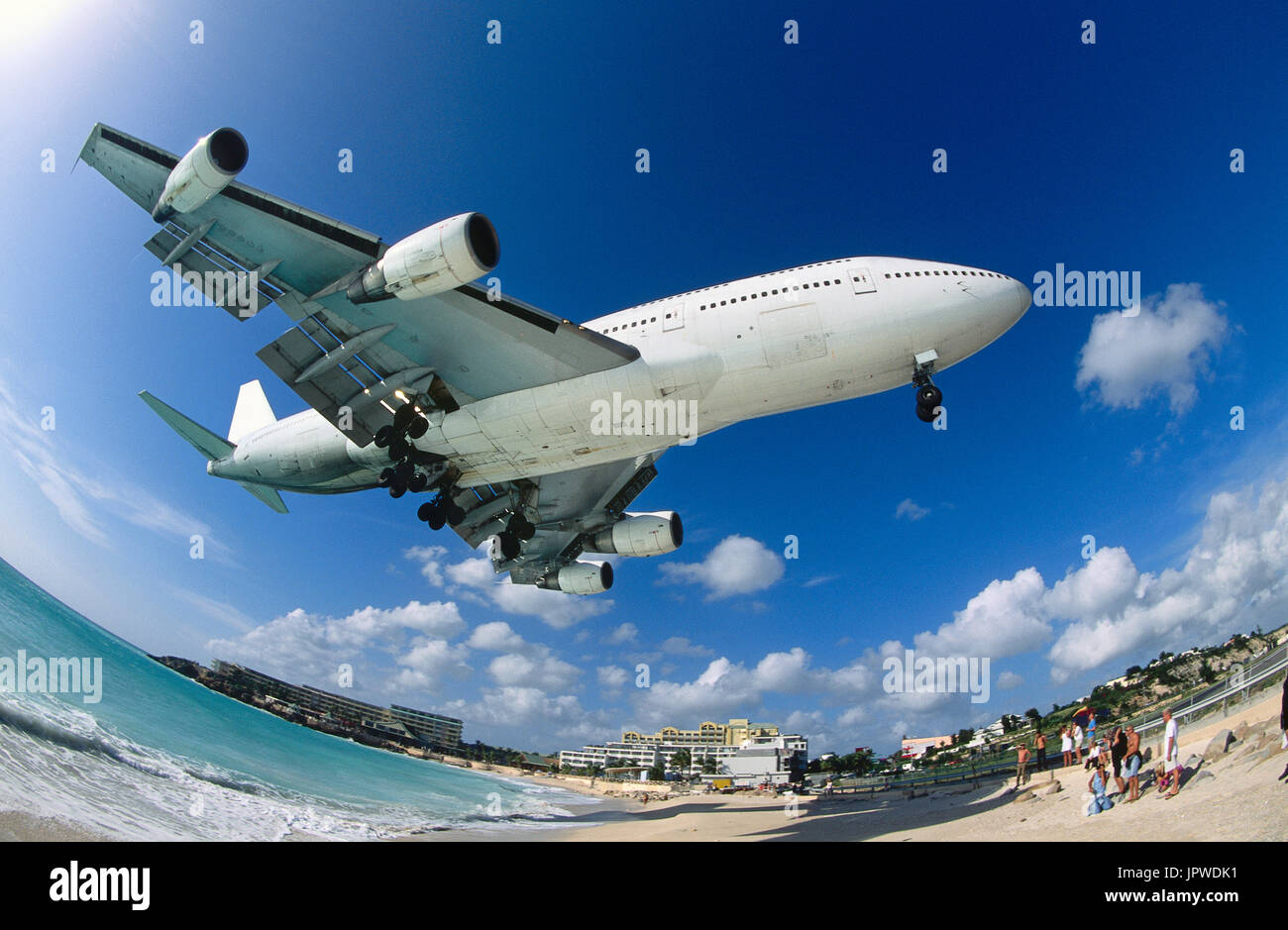 Air France Boeing 747-200m sud sulla molto bassa final-approccio su Maho Beach con la gente sulla spiaggia e gli alberghi dietro Foto Stock