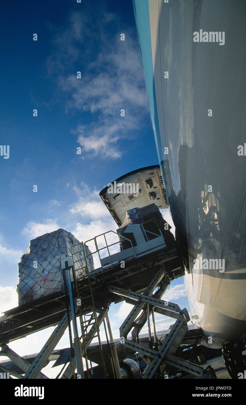 Carico che viene caricato nel lato posteriore della porta di carico di Korean Air Lines Boeing 747-200F Foto Stock