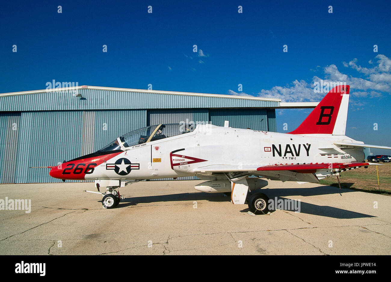 US Navy BAE Boeing T-45un astore parcheggiato con hangar dietro Foto Stock