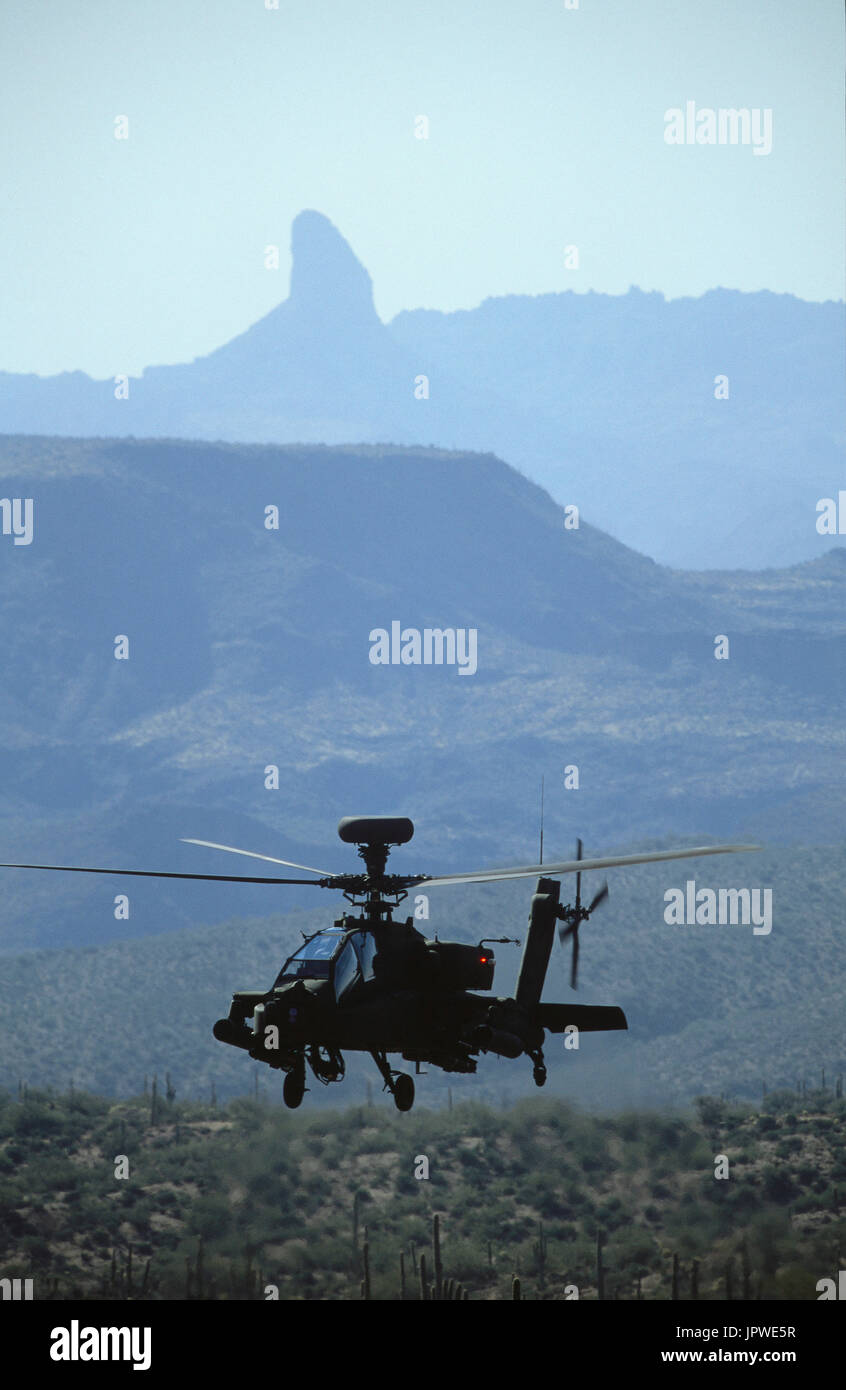 US Army Boeing AH-64D Longbow Apache a bassa volare sopra le quattro picchi area desertica di Tonto National Forest, volato da pilota di prova - Pete Nicholson Foto Stock