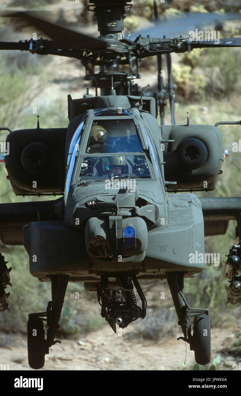 US Army Boeing AH-64D Longbow Apache a bassa volare sopra le quattro picchi area desertica di Tonto National Forest, volato da pilota di prova - Pete Nicholson Foto Stock