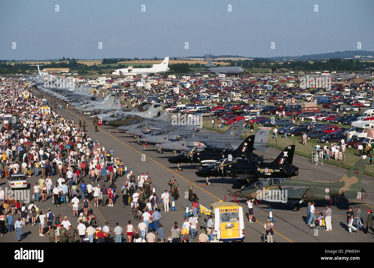 Portuguese Air Force Dassault Breguet Dornier Alpha Jet parcheggiato in una fila di combattenti inlcluding Royal Air Force RAF BAE e i falchi Harriers in stazio Foto Stock