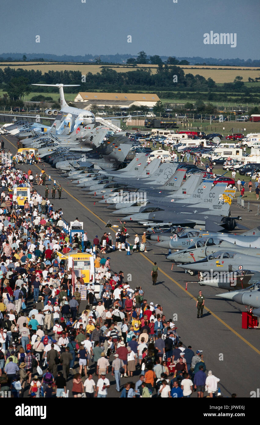 79Th Fighter Squadron USAF Lockheed Martin F-16C Fighting Falcon indossando tiger speciale livrea-tail parcheggiato in una fila di combattenti la statica di una visualizzazione Foto Stock