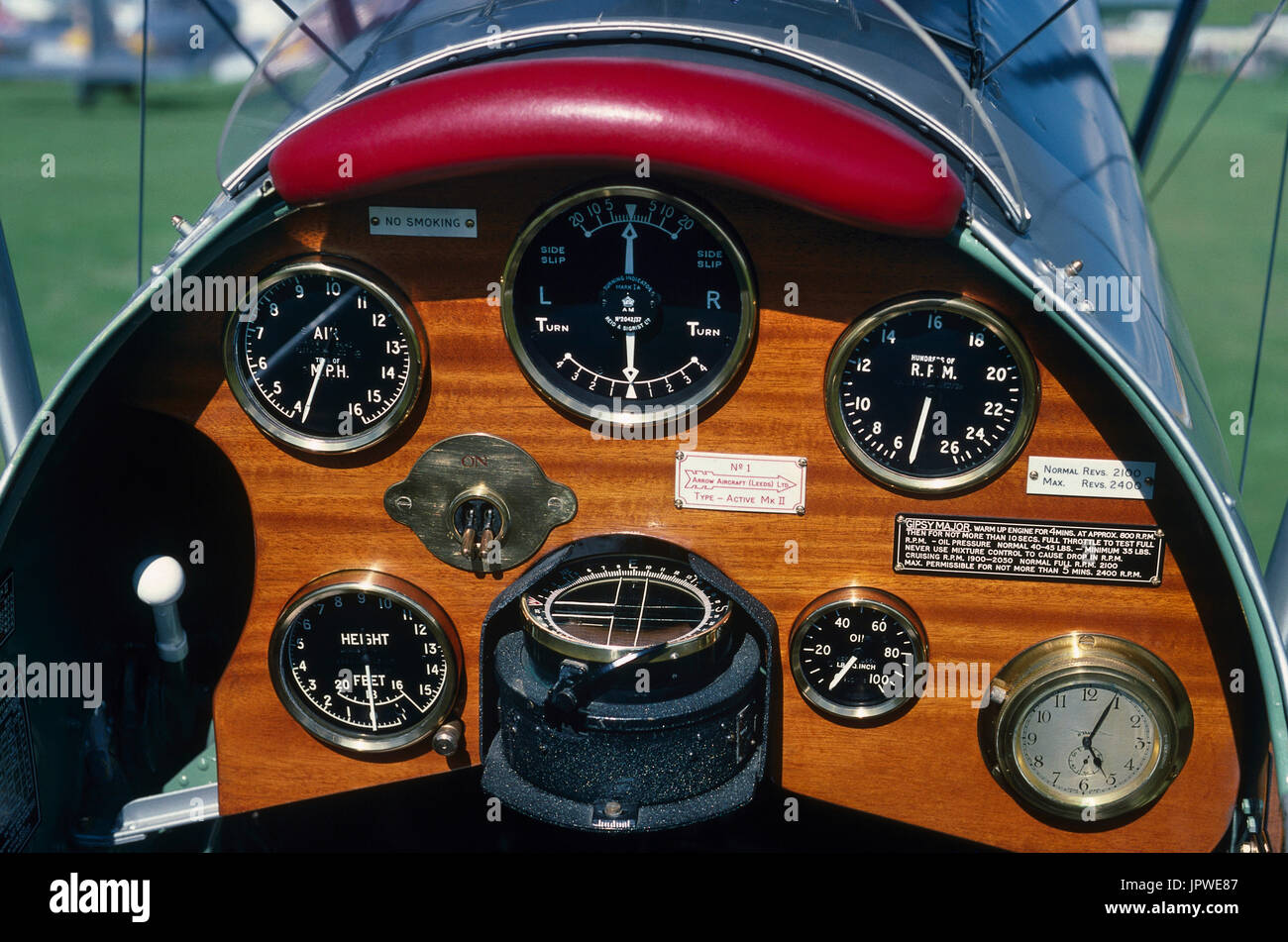 Inizio cockpit con strumenti di base per visual solo volo, bussola, ruotare e indicatore di slittamento, altimetro, orologio, indicatore regime motore e interruttori magneto Foto Stock