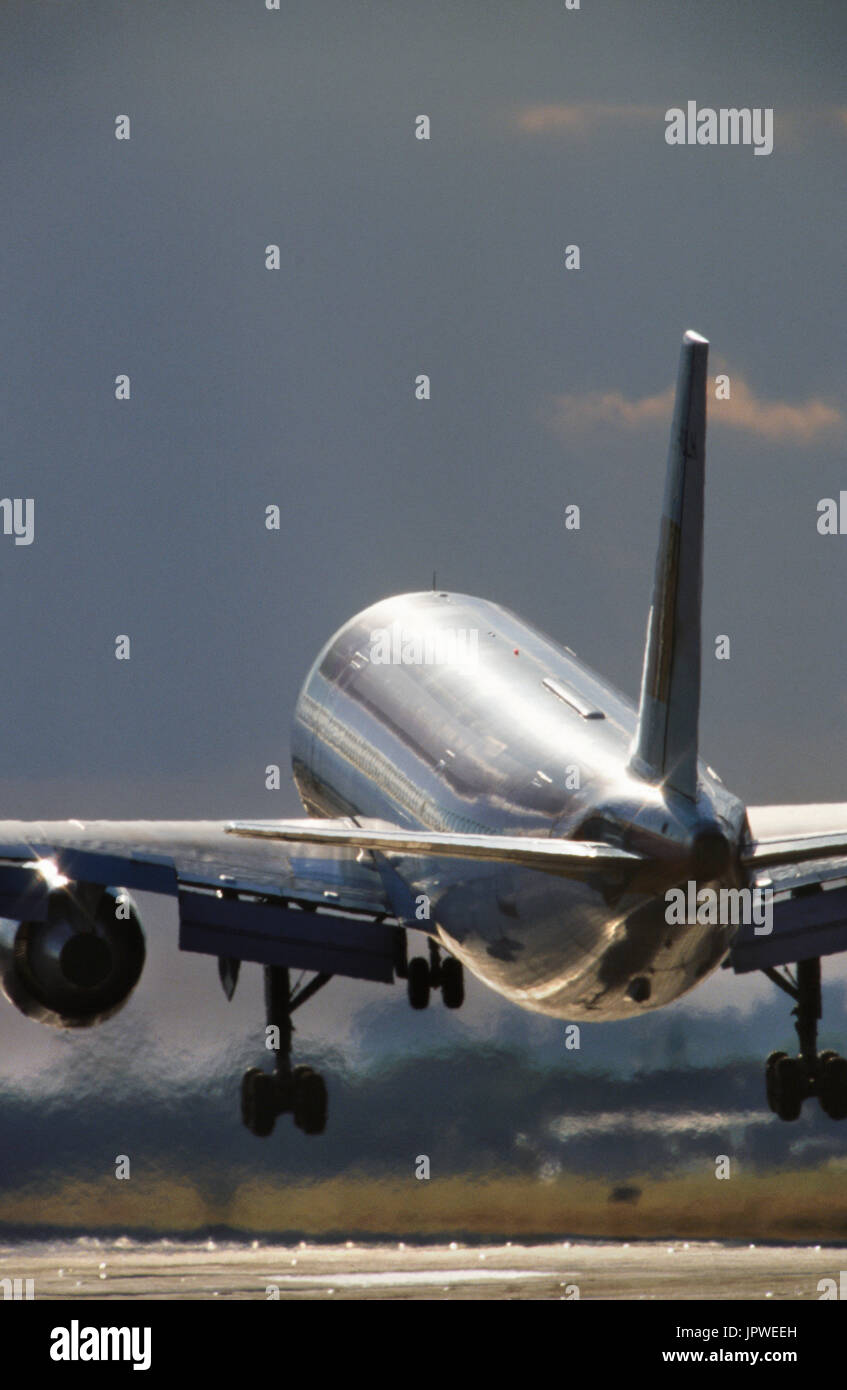 Airbus A300B4 di atterraggio sulla pista con sun glinting off la fusoliera in argento Foto Stock