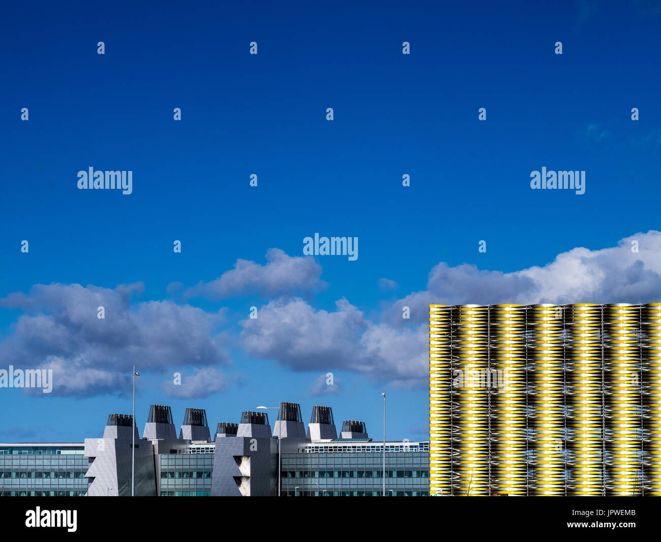 Cambridge Campus Biomedico MRC - Laboratorio di Biologia Molecolare sulla sinistra e un moderno parco carpe disegno sulla destra, Cambridge Regno Unito. Foto Stock