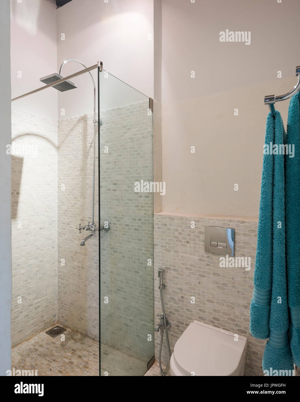 Bagno bianco con asciugamano blu Foto Stock