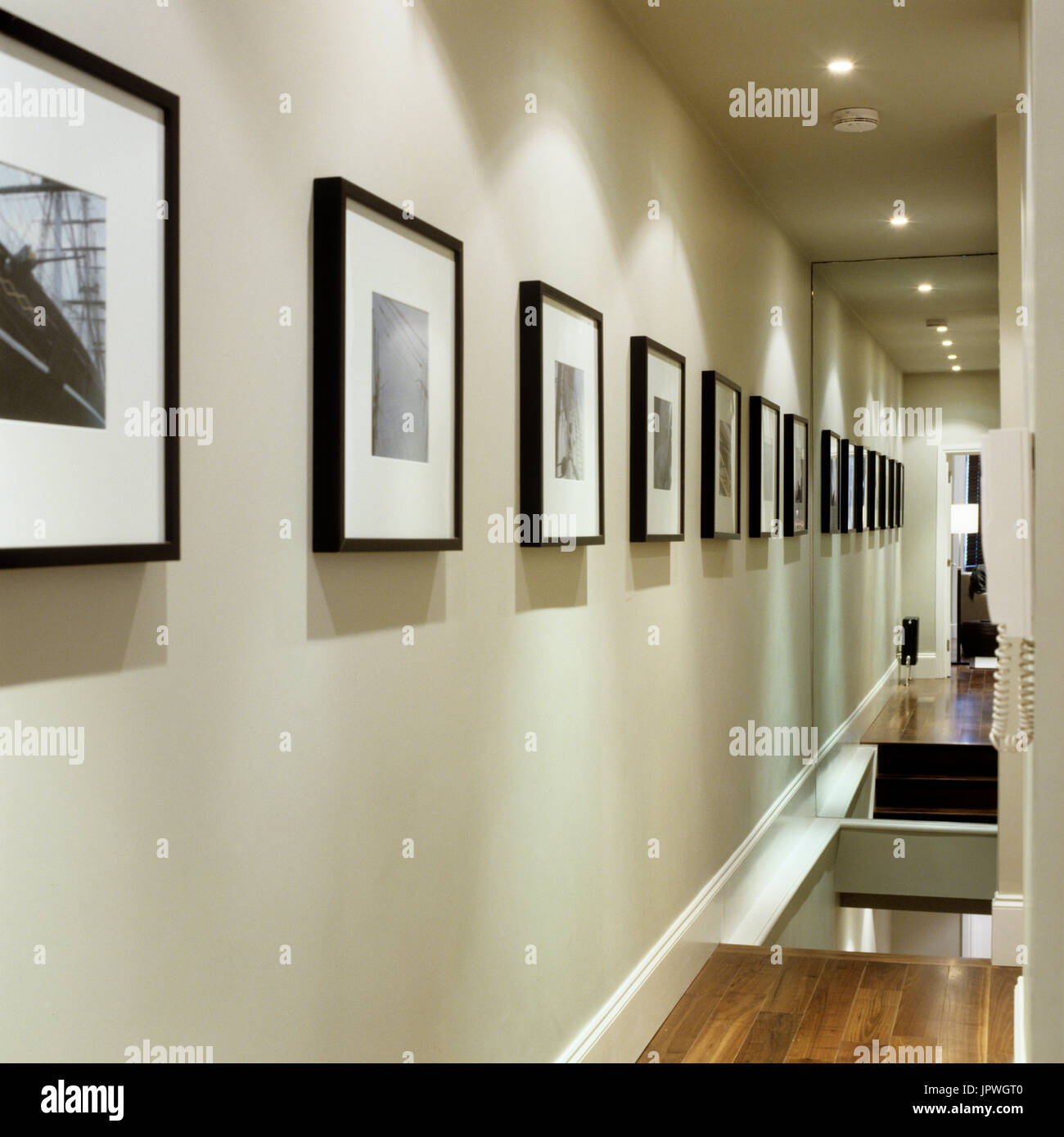 Le fotografie nel corridoio di notte Foto Stock
