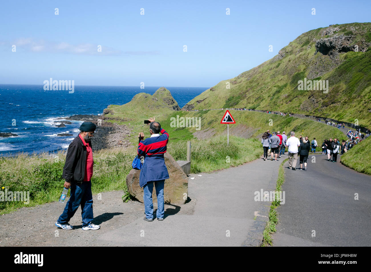 I turisti che visitano Giant's Causeway Bushmills Antrim Irlanda del Nord Foto Stock