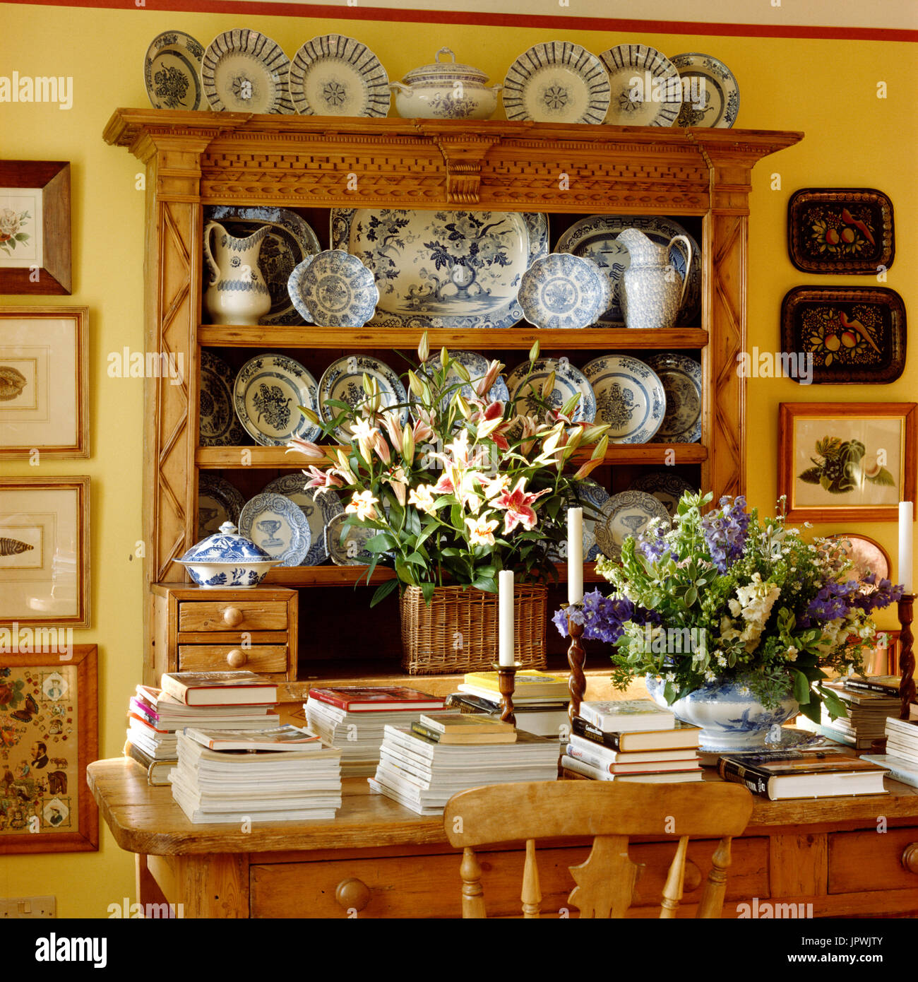 I libri sul tavolo da pranzo Foto Stock