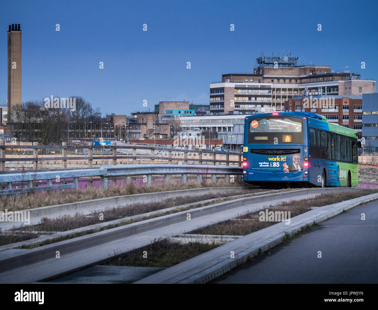Autobus guidato - Campus Biomedico di Cambridge - autobus guidato - UN autobus guidato si dirige verso il Campus Biomedico di Cambridge e l'Ospedale Addenbrookes Foto Stock