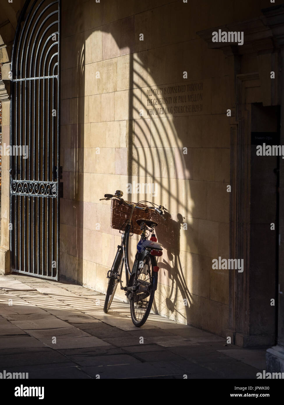 Cambridge University Student Bike - una bici si trova in un passaggio in Clare College, parte dell'Università di Cambridge, UK. Foto Stock