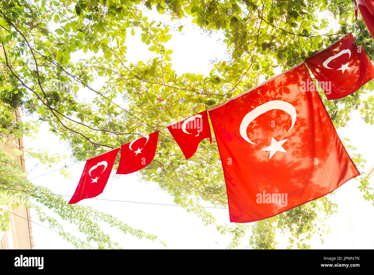 Bandiere turche e vista di Kadikoy strade popolari dove la gente ama passeggiare e visitare.Kadikoy è uno dei più grandi e popolari quartieri cosmopolita Foto Stock