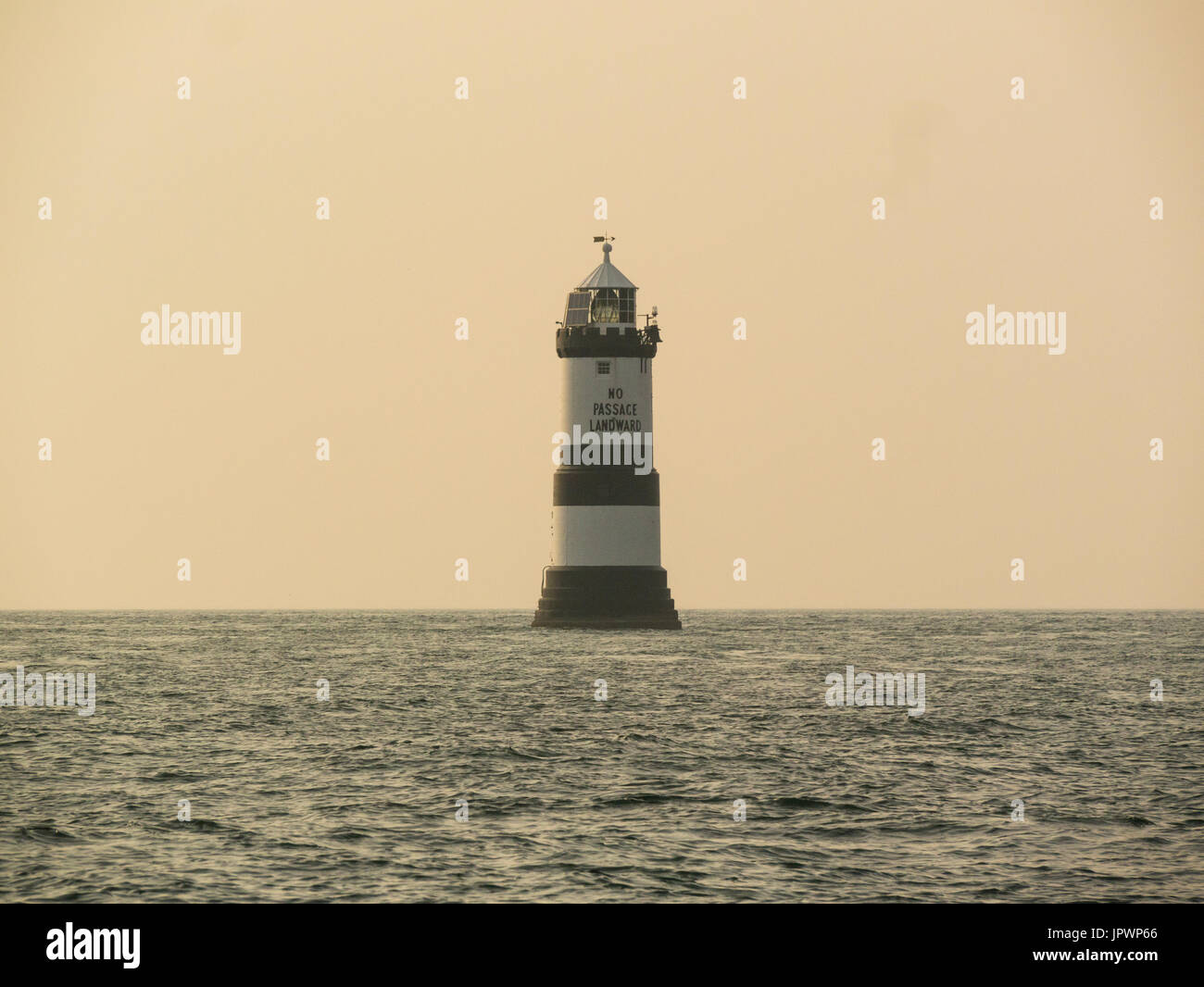 Trwyn Du Penmon faro in Stretto di Menai tra Dinmor Punto vicino Penmon e Ynys Seriol Puffin Island estremità orientale dell isola di Anglesey Nord Foto Stock