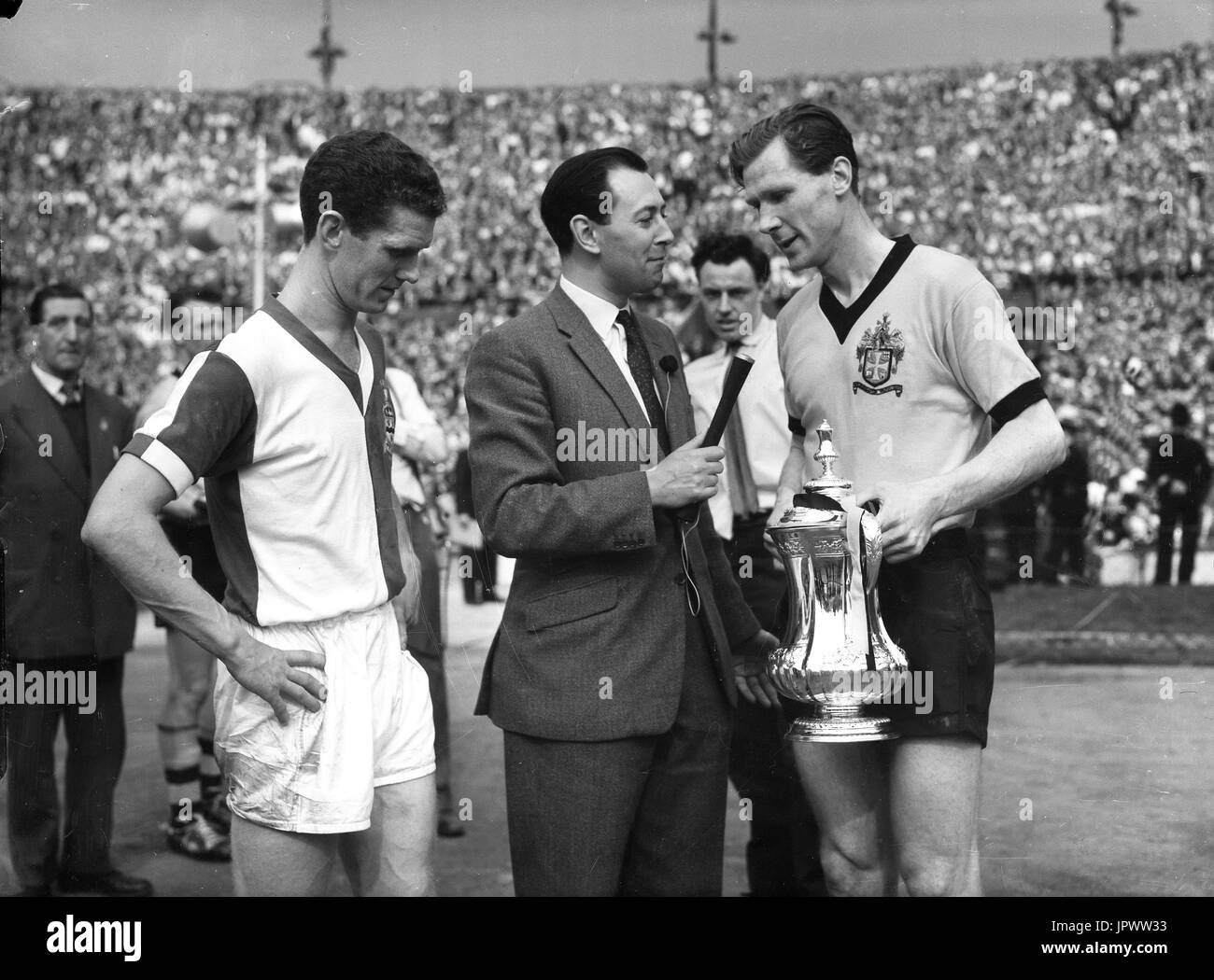 BBC commentatore sportivo e il presentatore TV David Coleman intervistando FA Cup vincendo il capitano Bill Slater di Wolverhampton Wanderers a Wembley nel maggio 1960. Con il perdere il capitano Ronnie Clayton di Blackburn Rovers sulla sinistra. Foto Stock