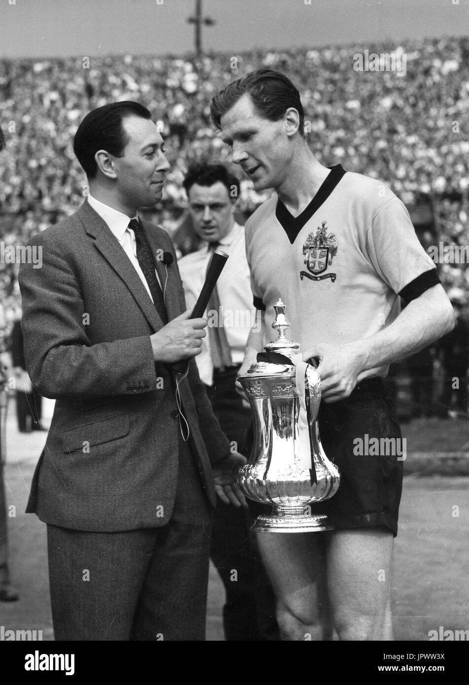 BBC commentatore sportivo e il presentatore TV David Coleman intervistando FA Cup vincendo il capitano Bill Slater di Wolverhampton Wanderers a Wembley nel maggio 1960. Foto Stock