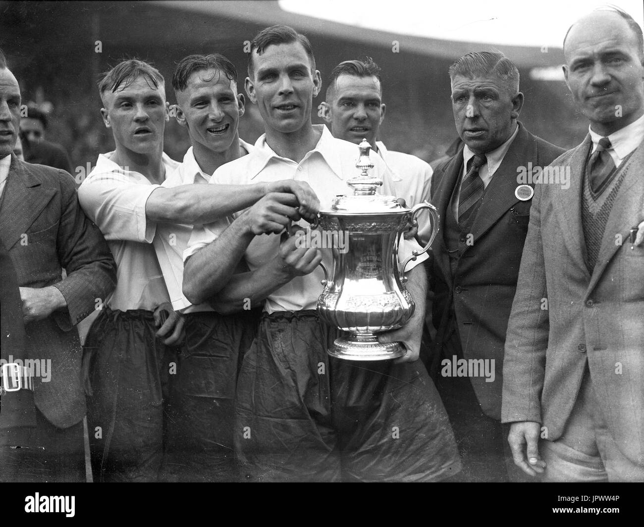 Il 1938 finale di FA Cup vincitori Preston North End Bill Shankly (sinistra) celebra il 1938 FA Cup vittoria finale con il capitano Tom Smith tenendo il trofeo. Foto Stock