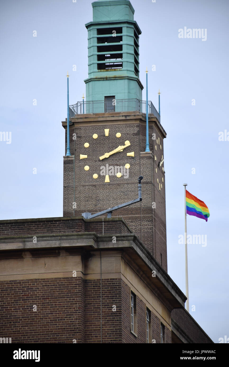 Bandiera arcobaleno sul Municipio, orgoglio 2017, Norwich Regno Unito, 29 Luglio 2017 Foto Stock