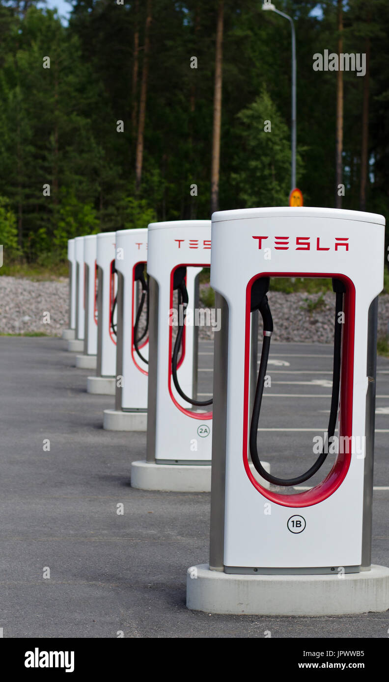 Gävle, Svezia - 17 luglio 2017. Tesla caricabatterie 'Supercharger'. Tesla Motors Inc, carica elettrica dalla stazione di Gävle bro servicestation appena fuori Foto Stock