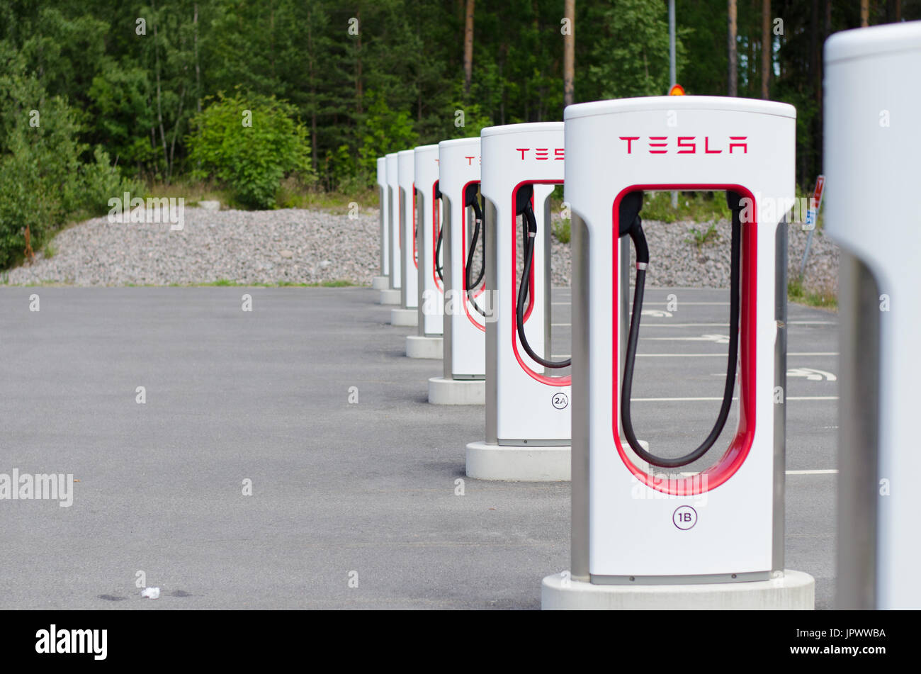 Gävle, Svezia - 17 luglio 2017. Tesla caricabatterie 'Supercharger'. Tesla Motors Inc, carica elettrica dalla stazione di Gävle bro servicestation appena fuori Foto Stock