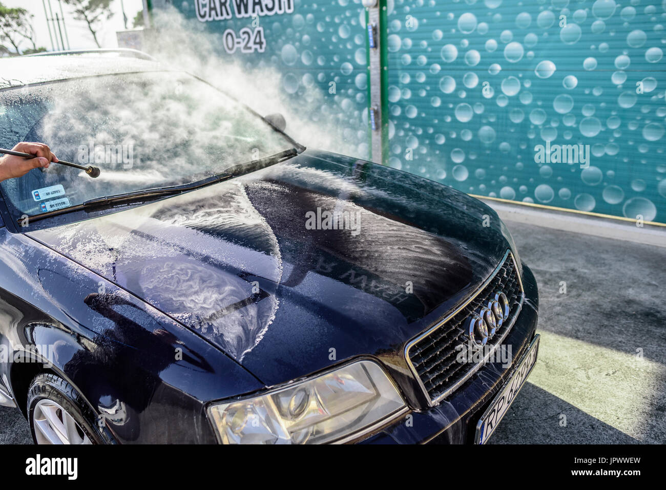Lavaggio ad alta pressione in auto all'aperto. Foto Stock