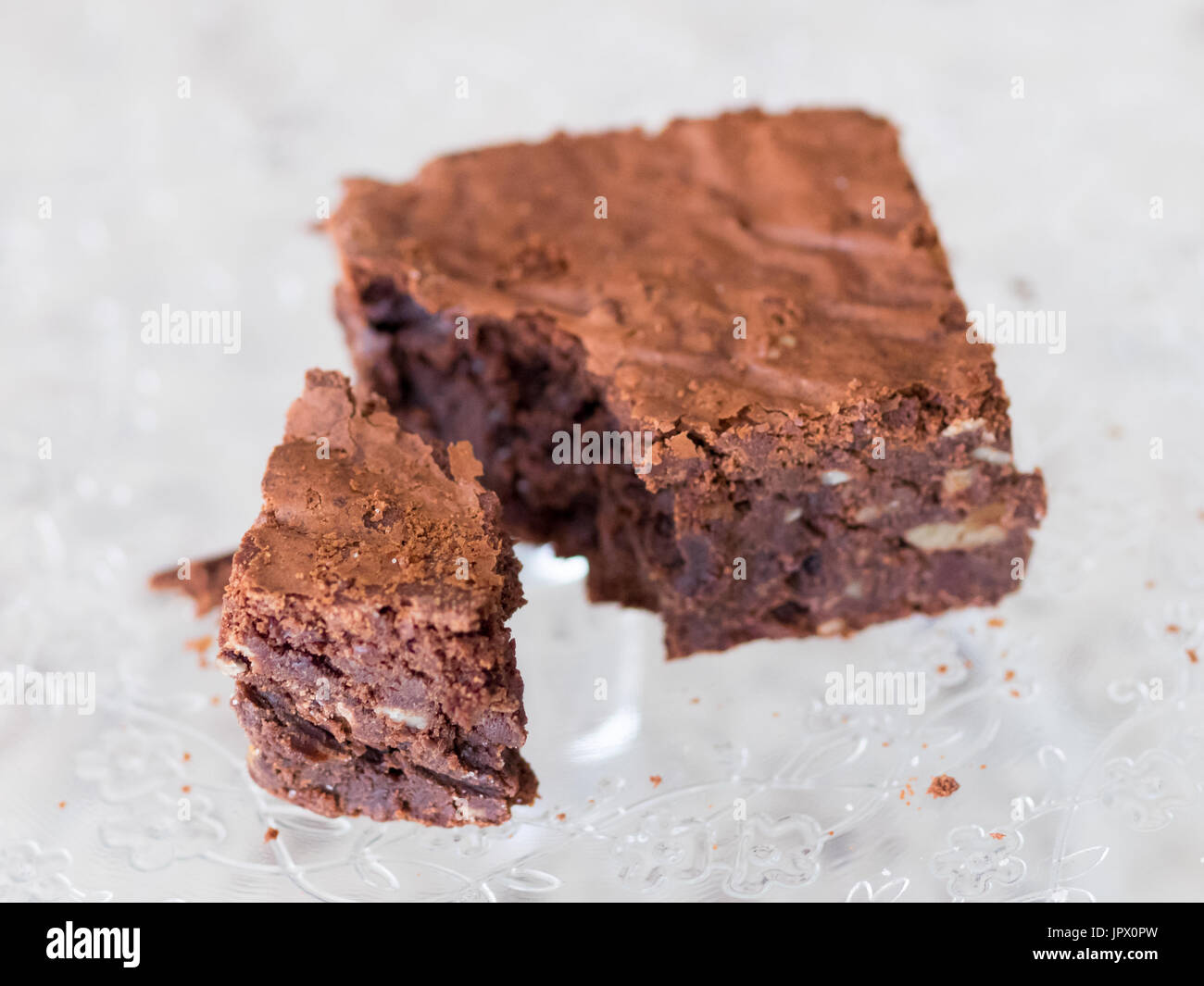 Un dolce al cioccolato brownie. Foto Stock