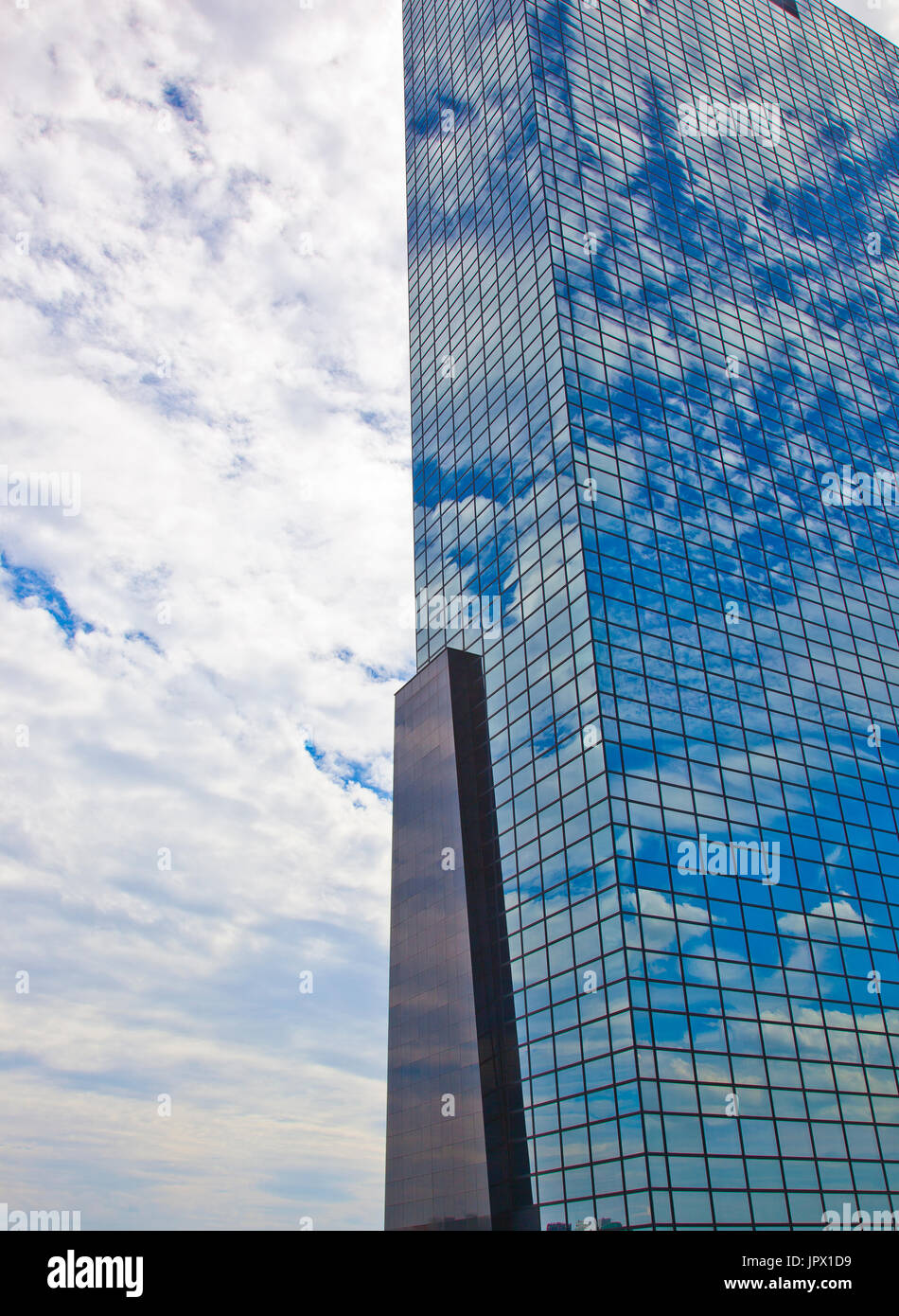 ROTTERDAM, Paesi Bassi - 11 Giugno 2017: vista in ufficio moderno edificio con cielo blu e nuvole a Rotterdam, Paesi Bassi Foto Stock