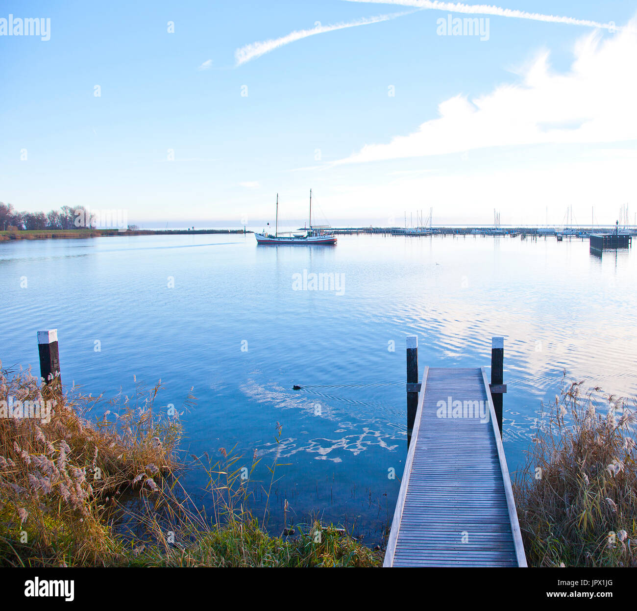 Vista sul molo con la barca e il lago di Enkhuizen, Paesi Bassi Foto Stock