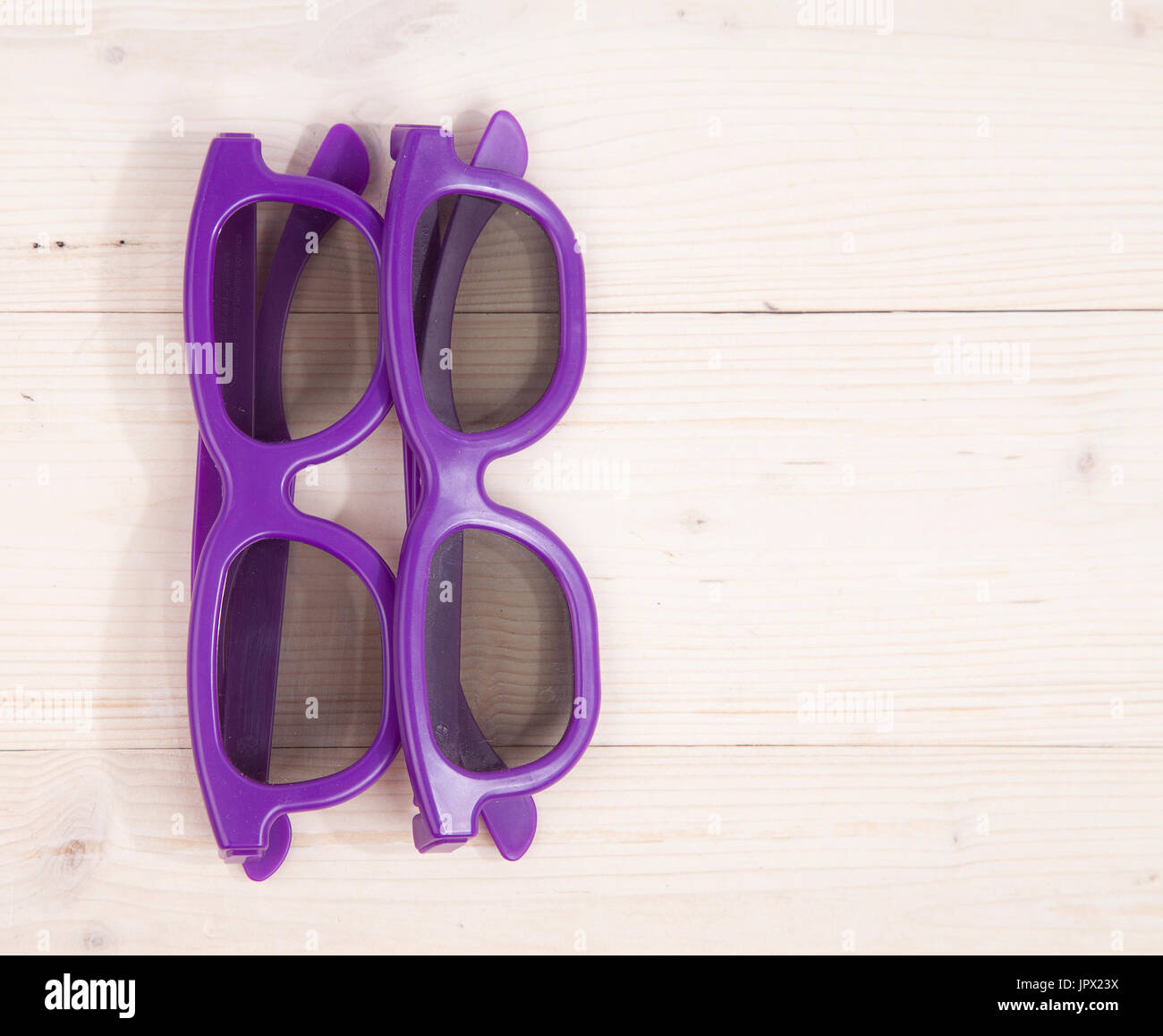 Due gli occhiali 3D su sfondo di legno Foto Stock