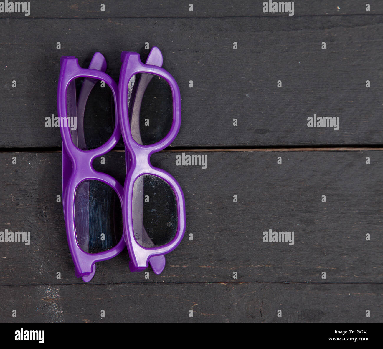 Due gli occhiali 3D su sfondo di legno Foto Stock