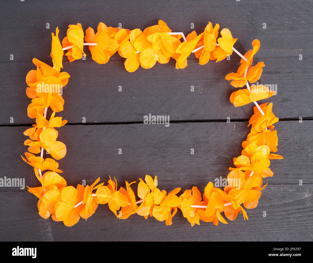 Olandese di fiori di arancio collana su sfondo di legno Foto Stock