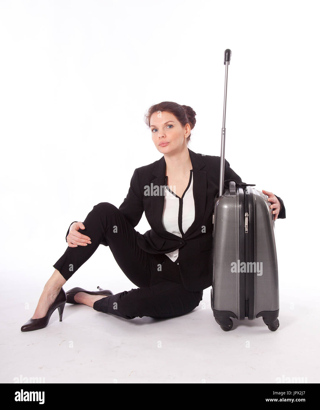 Giovane donna con valigia scuro isolati su sfondo bianco Foto Stock