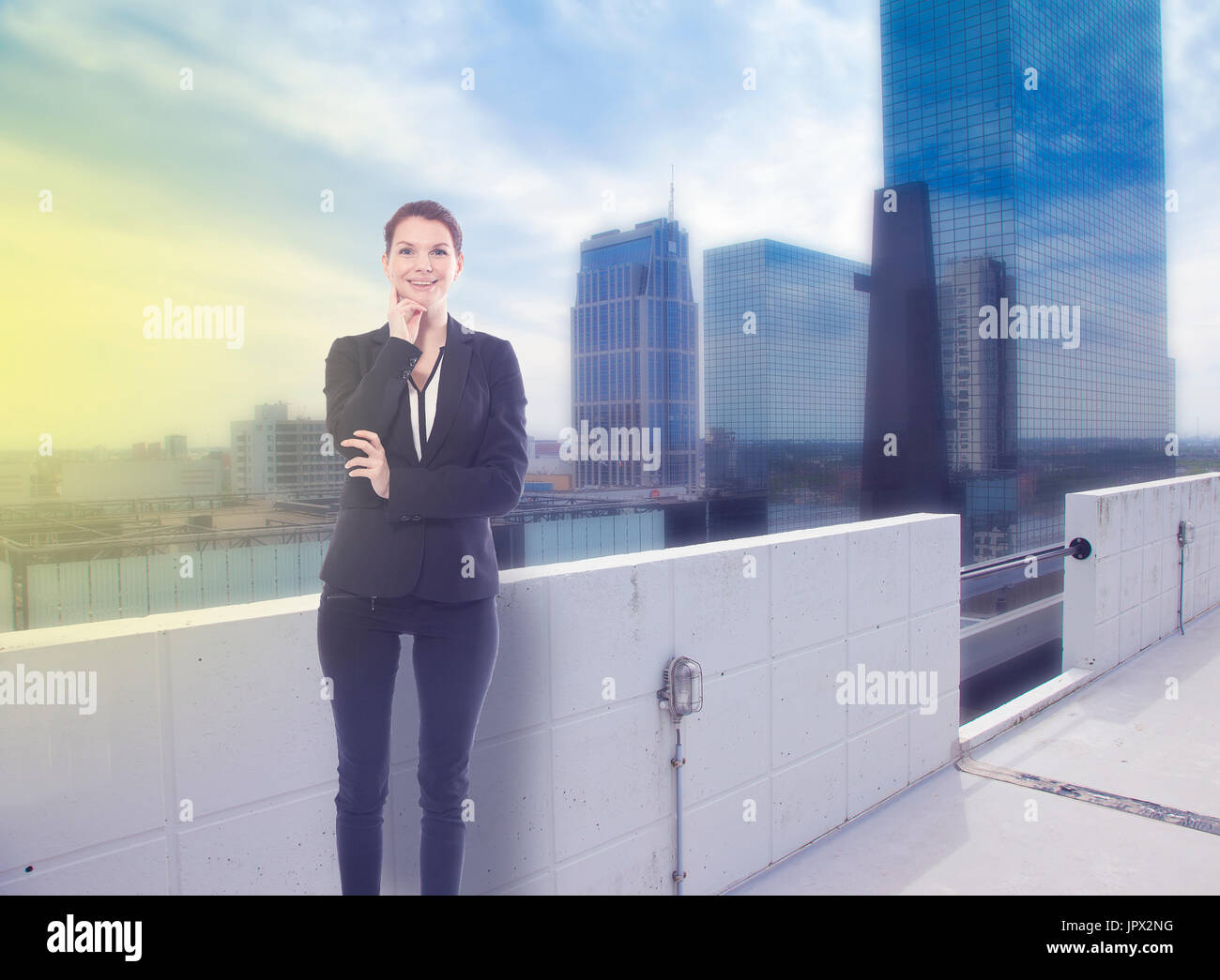 Young business woman standing con lo skyline di office Foto Stock