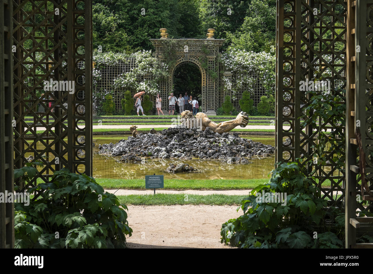 Nei giardini del castello di Versailles o Chateau de Versailles vicino a Parigi in Francia. Foto Stock